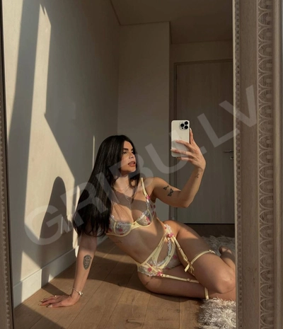 Passionate, involved, sexy and flexible, in order to provide unlimited pleasure to the gentleman who enjoys my company. I have an exuberant body, with suggestive curves, beautiful and generous breasts, a tender face that will captivate you, I am sweet and feminine, but at the same time I am wild and passionate, intelligent, sensual, versatil i can be dominant and submisee or play any playroll you can like, no limits if you appreciate my work and dedication, and more things that you will have to discover
Cerrar descripción